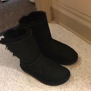 Black Bailey bow uggs